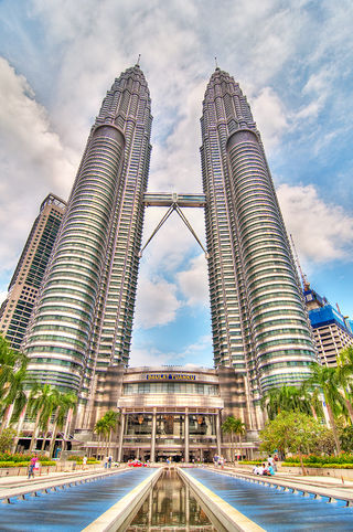 Petronas Towers stojí v Kuala Lumpuru, hlavním městě Malajsie.