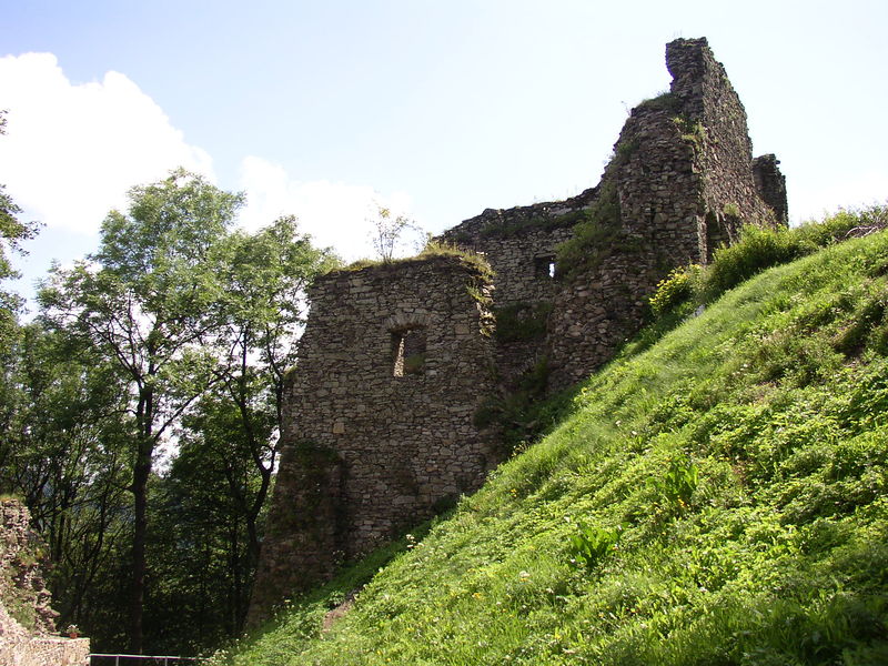 Soubor:Tolštejn, zbytky hradeb.jpg