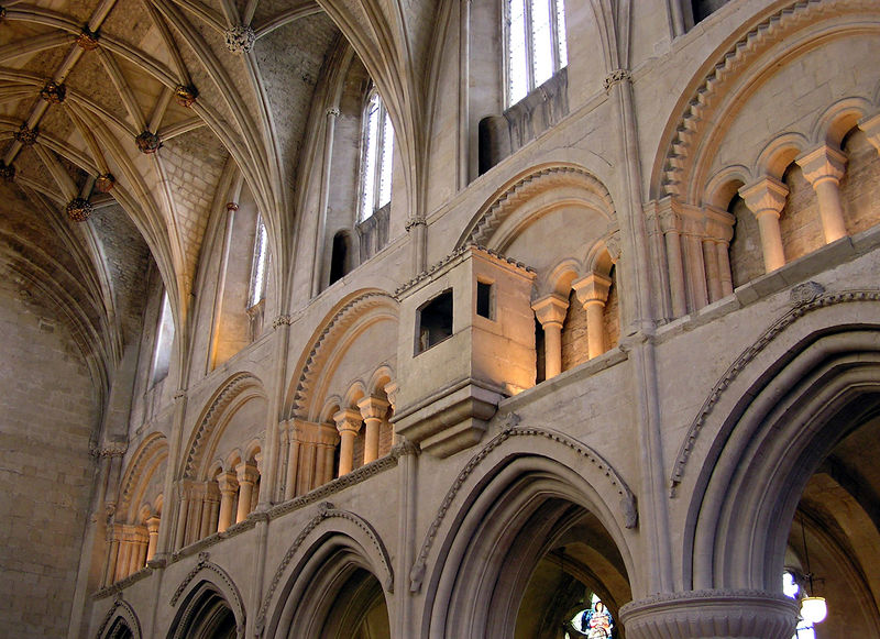 Soubor:Malmesbury.abbey.interior.2.arp.jpg