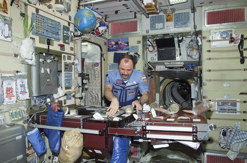 Soubor:STS-104 Zvezda galley.jpg