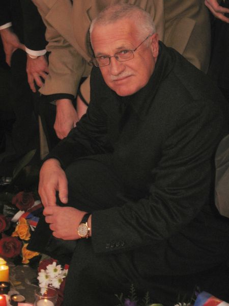 Soubor:Vaclav Klaus ochotne pozujici.jpg