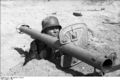 Bundesarchiv Bild 101I-671-7483-29, Reichsgebiet, Soldat mit Panzerabwehrwaffe.jpg