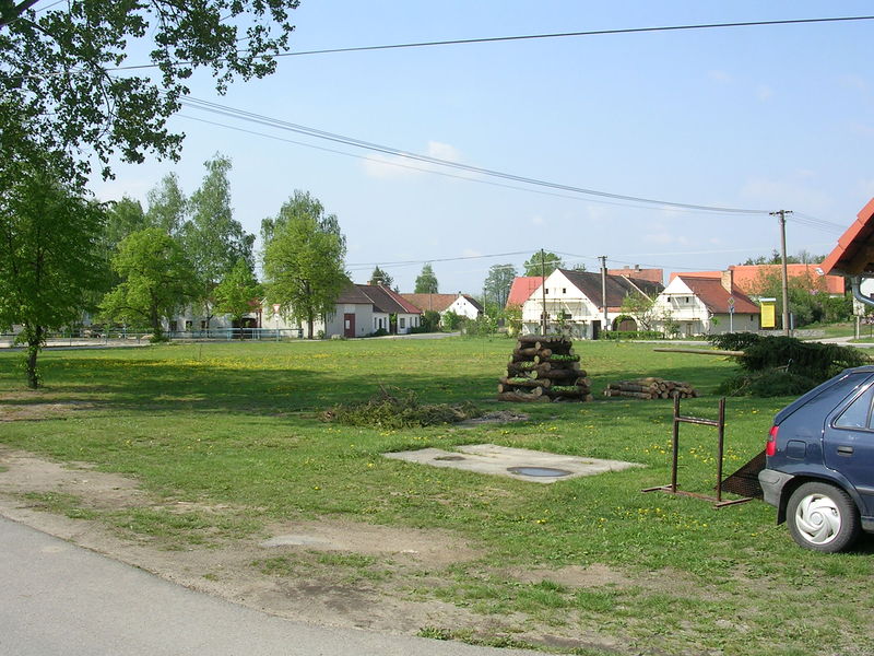 Soubor:Stříbřec, náves.jpg