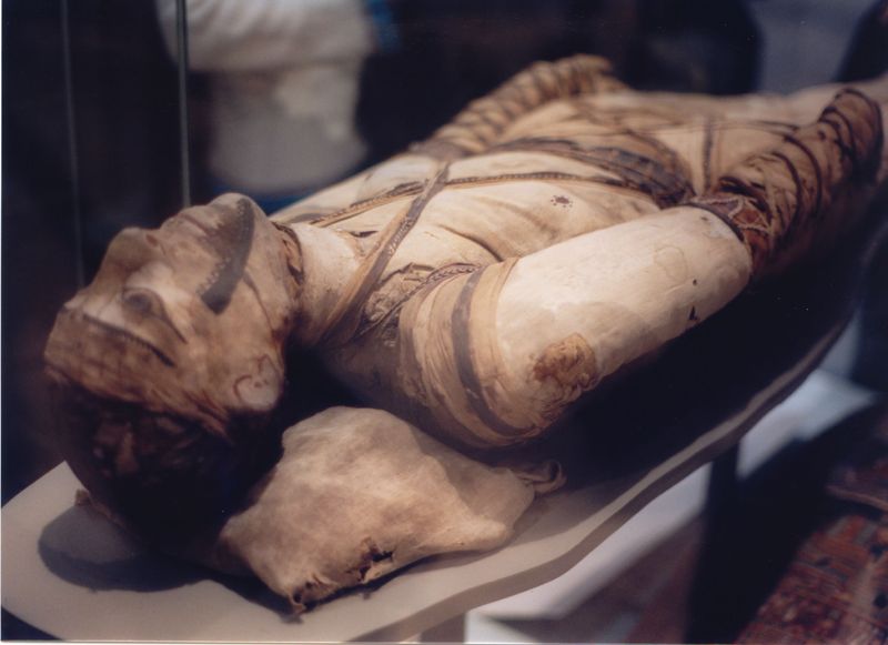 Soubor:Mummy at British Museum.jpg