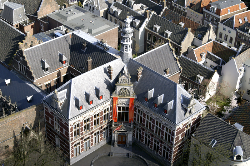 Soubor:Academiegebouw-utrecht-the-netherlands.png