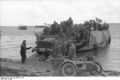 Bundesarchiv Bild 101II-MN-2781-19, Russland, Landungsboot mit Zugkraftwagen.jpg