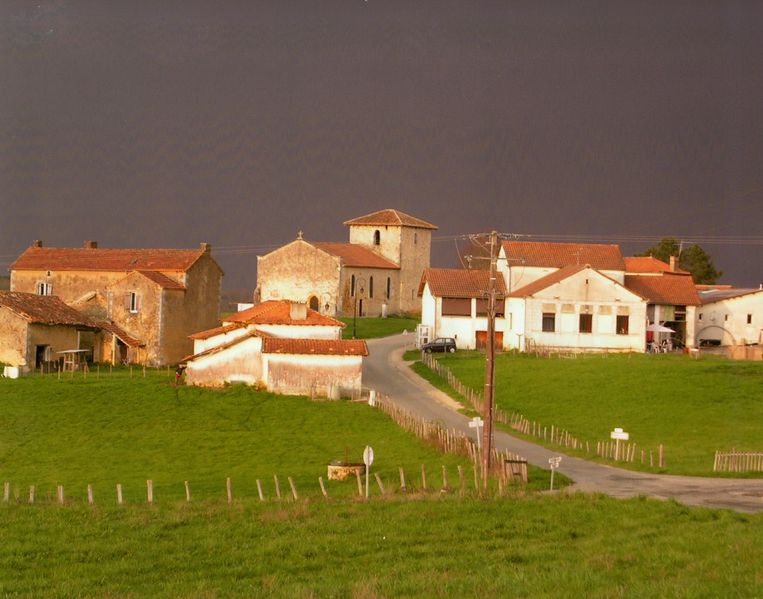 Soubor:Le-bourg-BREUILH-orage.jpg