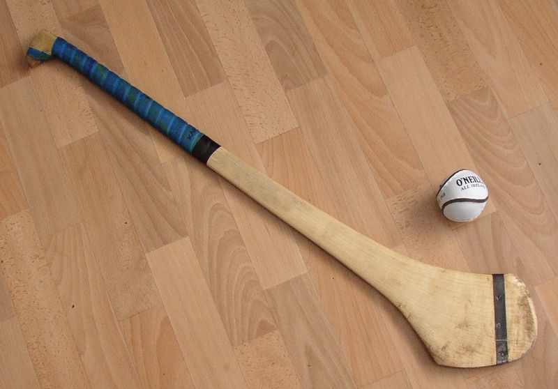 Soubor:Hurling Ball and Hurley.JPG