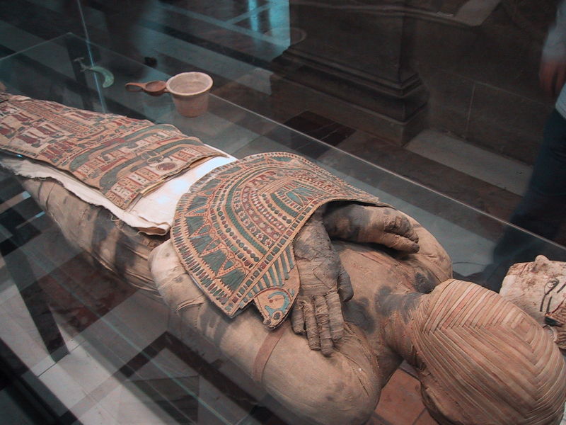 Soubor:Mummy Louvre.jpg