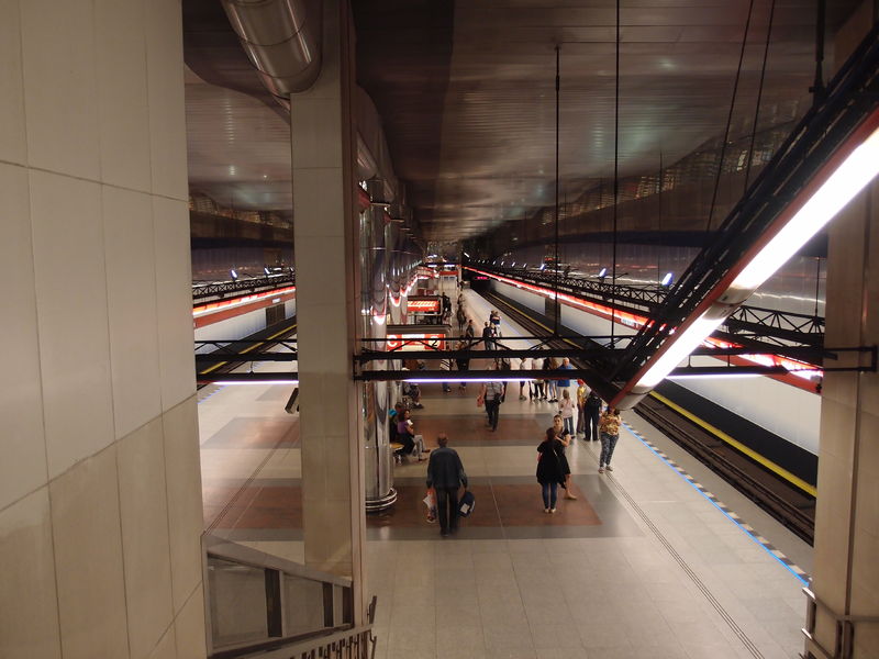 Soubor:Letňany metro station 2017Z02.JPG