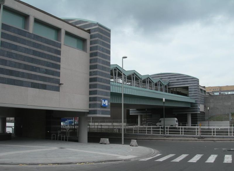 Soubor:Brussels metro Delacroix01.jpg