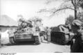 Bundesarchiv Bild 101I-220-0636-07, Russland, "Hummel" und Sturmgeschütz III.jpg