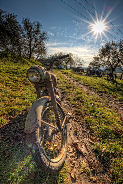 Soubor:Bike and Sun-theodevil.jpg