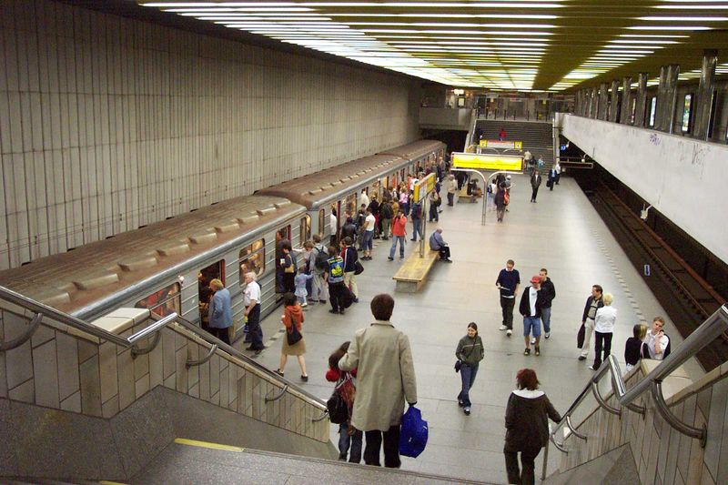 Soubor:Praha, Smíchovské nádraží, metro.jpg