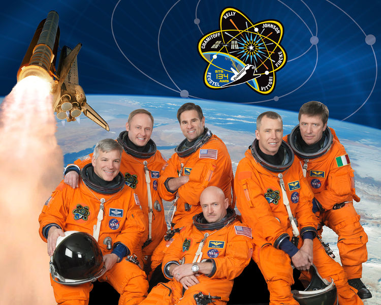 Soubor:STS-134 Official Crew Photo.jpg