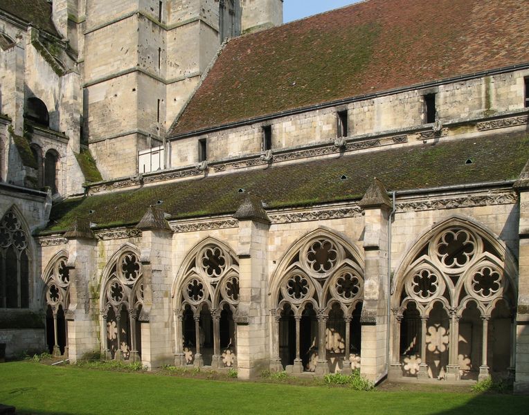 Soubor:Noyon cathédrale cloître.jpg