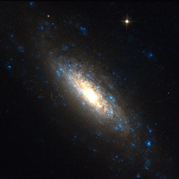 Soubor:NGC 5879 Hubble.jpg