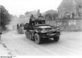 Bundesarchiv Bild 101I-055-1572-30, Frankreich, Zugmaschine mit Flak in Ortschaft.jpg