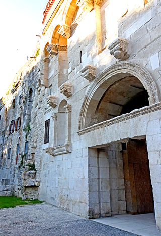 The Golden Gate is the main entrance to the palace and was used by the emperor when he entered his new home for the first time on June 1st, 305 AD.