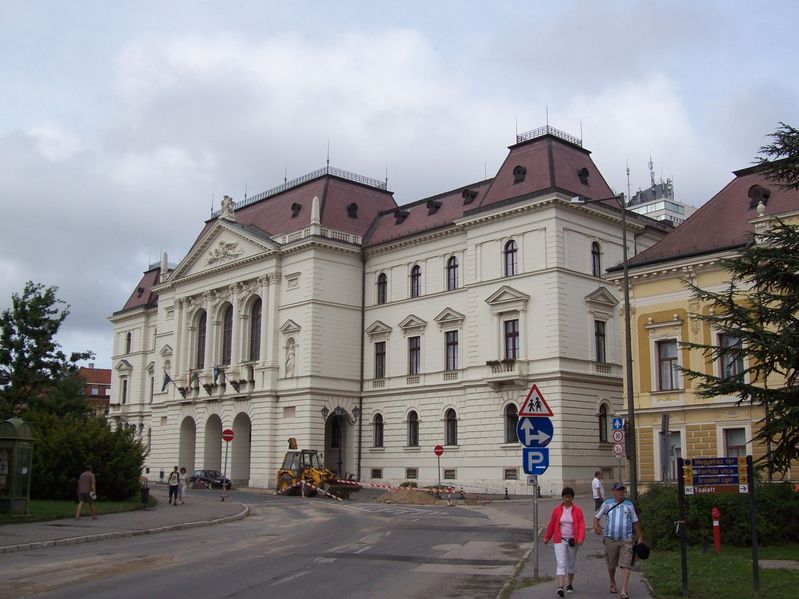 Soubor:Veszprém - Megyeháza.jpg