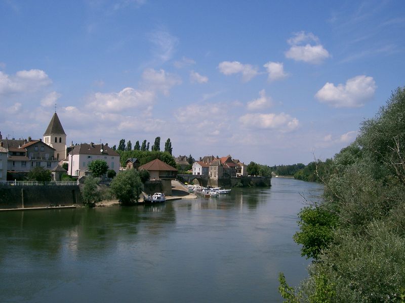 Soubor:Verdun-sur-le-Doubs- centre.JPG