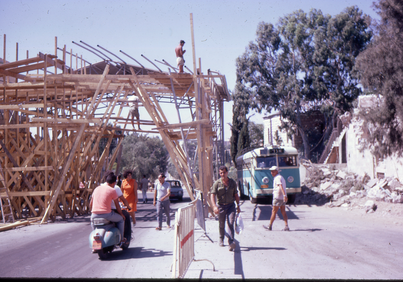 Soubor:Dismantling the Mandelbaum Gate.png