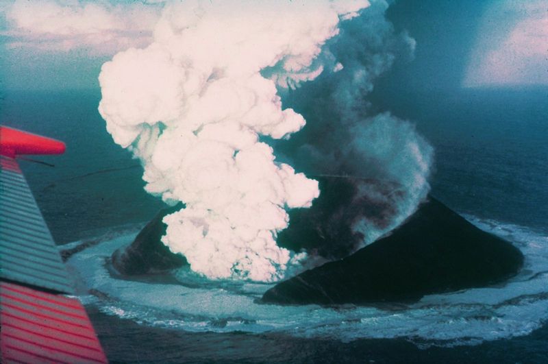 Soubor:Surtsey eruption 1963.jpg