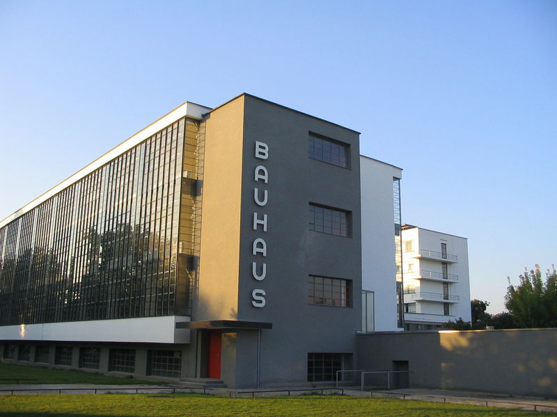 Soubor:Bauhaus-Dessau main building.jpg