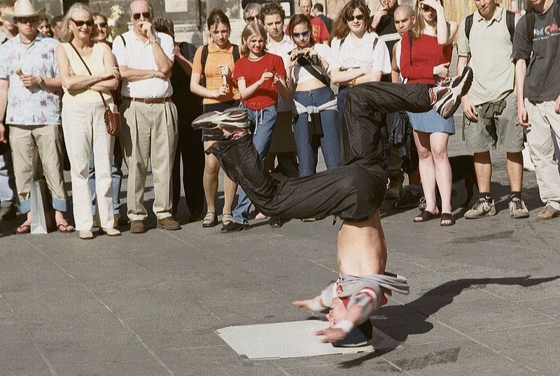 Soubor:Breakdance vienna crop.jpg