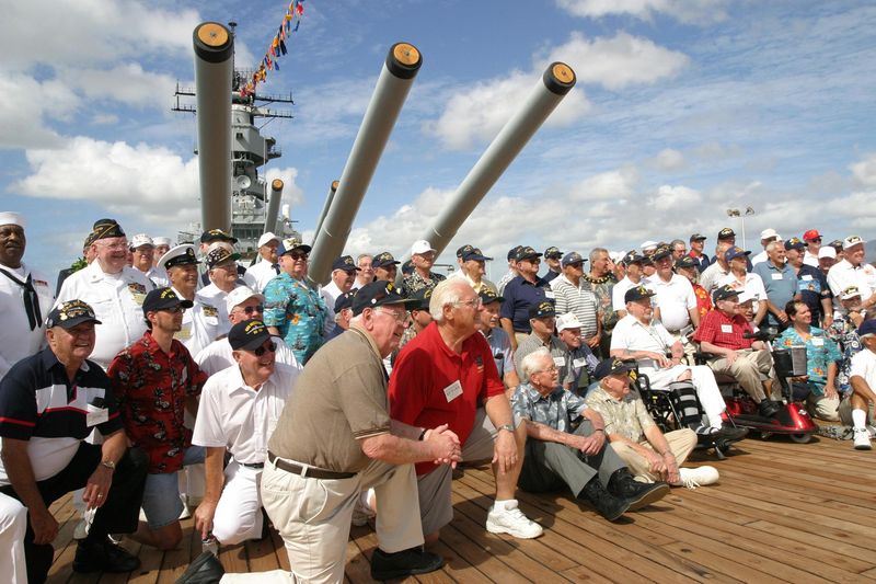 Soubor:USS Missouri veterans.JPG